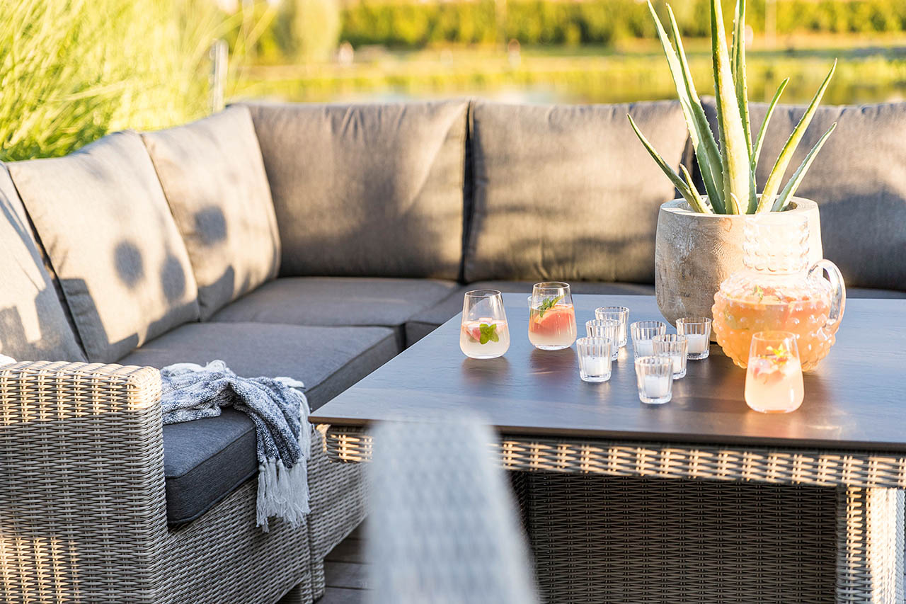 Aufnahme einer Gartenmöbelgruppe auf einer Terrasse