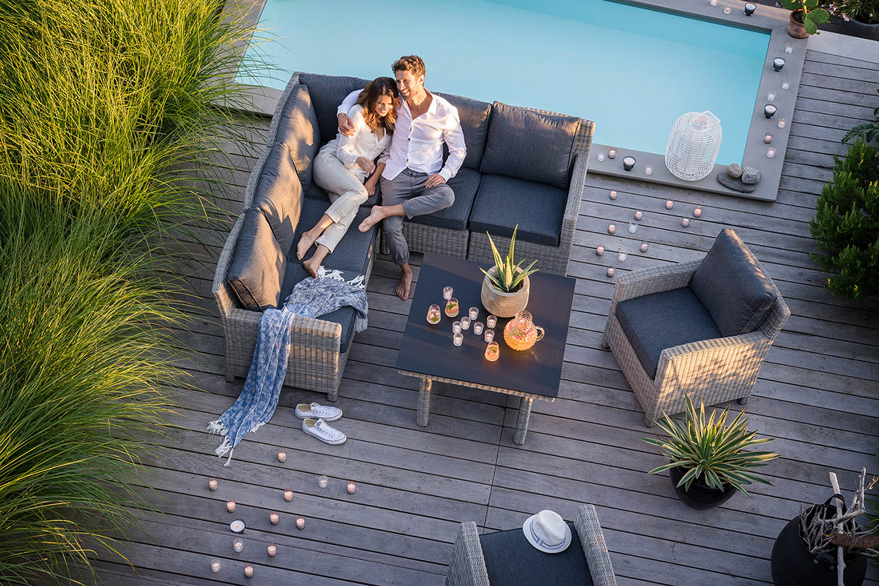 frau und Mann sitzen auf der bei Sonnenuntergang Terrasse