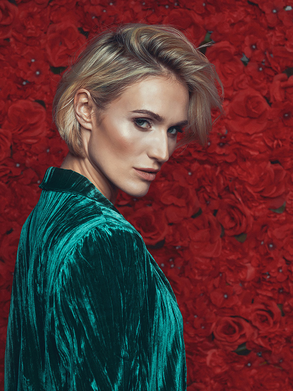 Aufnahme eines weiblichen Models vor einer Blumenwand