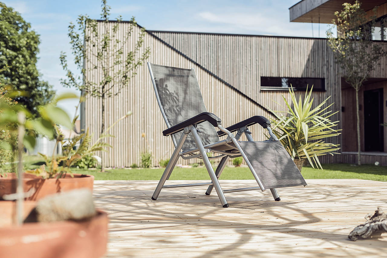 Aufnahme eines Gartenstuhls auf einer Terrasse