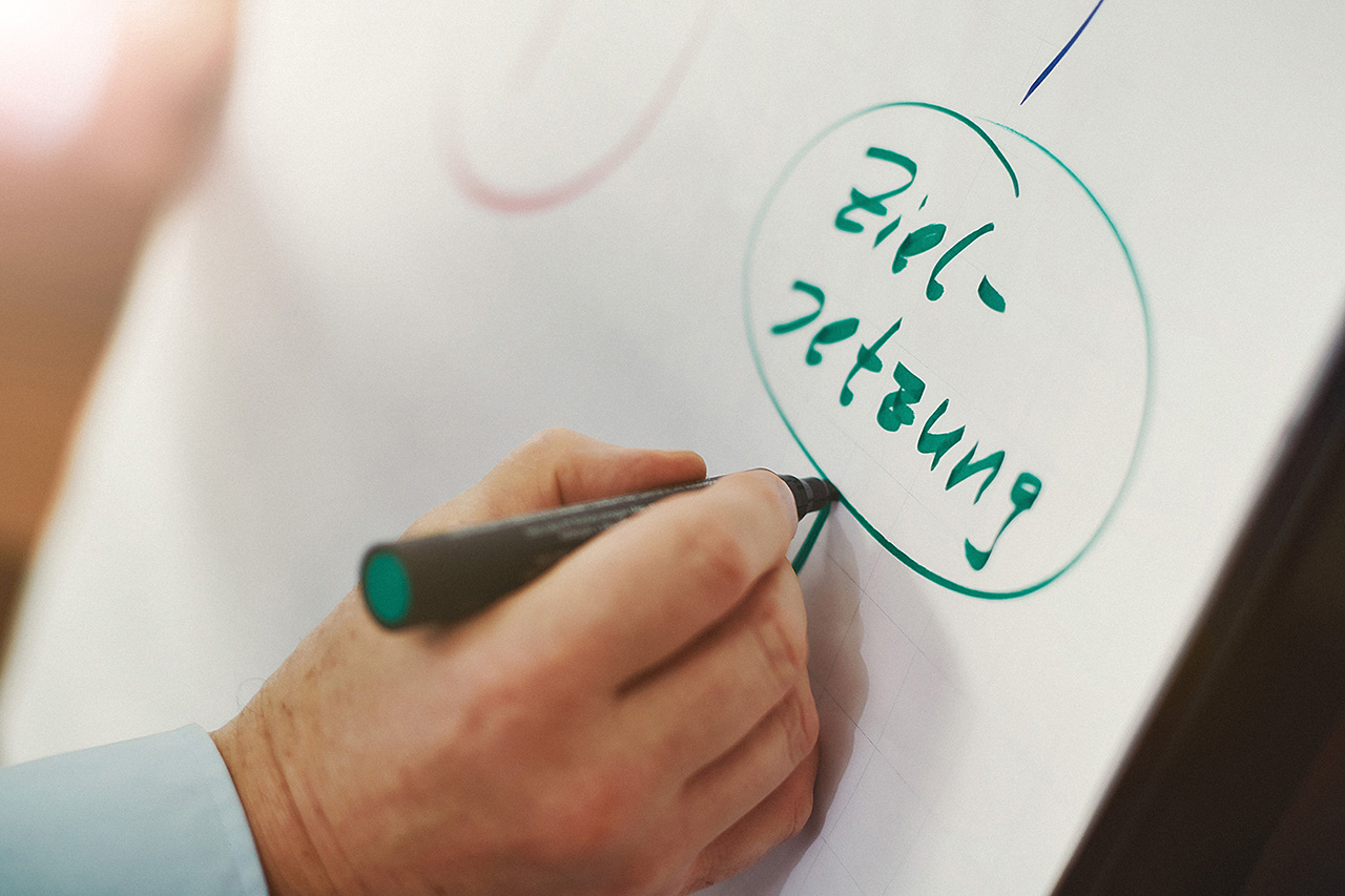 Nahaufnahme wie ein Stift auf ein Whiteboard schreibt