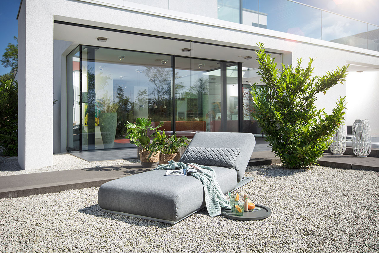 Aufnahme einer Gartenmöbelgruppe auf einer Terrasse